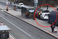 VIDEO: Agresor (50) za volantem najel do strážníka a táhl ho několik metrů. Skončil v poutech