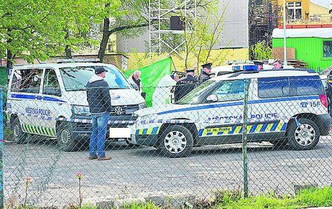 Praha-Holešovice, 19. dubna 9:55 Muže našli ve služebním autě na sedadle řidiče.