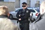 Okresní soud v Ústí nad Labem projednával 26. února 2018 případ strážníka ústecké městské policie Pavla J., který podle obžaloby napadl spoutaného muže. Hrozí mu až pět let vězení. Na snímku je Pavel J. při vyšetřovacím pokusu před budovou soudu.