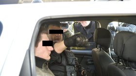 Okresní soud v Ústí nad Labem projednával 26. února 2018 případ strážníka ústecké městské policie Pavla J., který podle obžaloby napadl spoutaného muže. Hrozí mu až pět let vězení. Na snímku je Pavel J.(vpravo) s figurantem při vyšetřovacím pokusu v autě městské policie před budovou soudu.