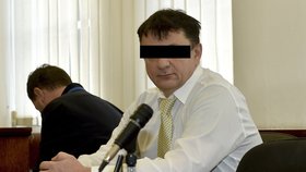 Okresní soud v Ústí nad Labem projednával 26. února 2018 případ strážníka ústecké městské policie Pavla J. (na snímku v soudní síni), který podle obžaloby napadl spoutaného muže. Hrozí mu až pět let vězení.