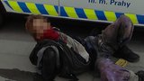 Agresivní vozíčkář (41) útočil nožem na mladíka i strážníka! Chtěl se vloupat do auta a na hlídku najížděl