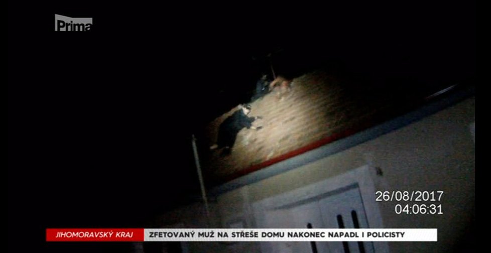 Policisté zasahovali na střeše: Zdrogovaný muž házel po lidech tašky.