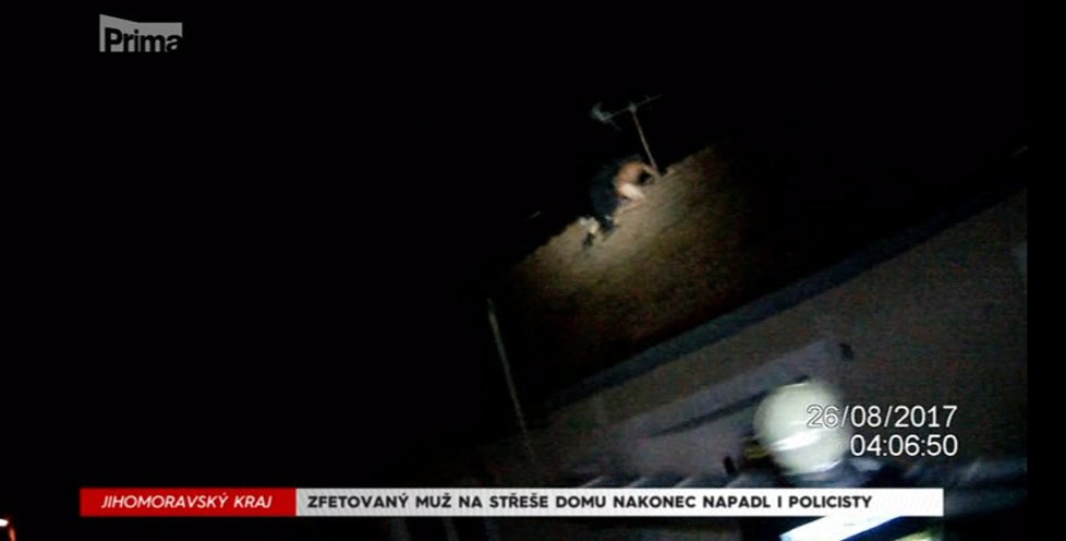 Policisté zasahovali na střeše: Zdrogovaný muž házel po lidech tašky.