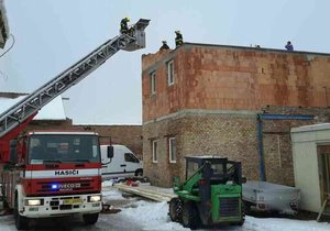 Hasiči ve čtvrtek ráno vyprostili zraněného muže ze střechy v Hustopečích na Břeclavsku.
