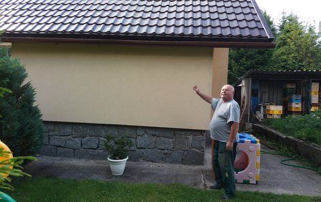 Jan Moravec ze Sokolovska ukazuje na novou střechu, z původních 90 tisíc se ale cena vyšplhala na téměř 140 tisíc korun.