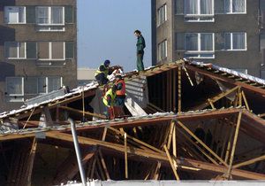 Neobydlenému domu spadla v Novém Boru střecha (ilustrační foto).