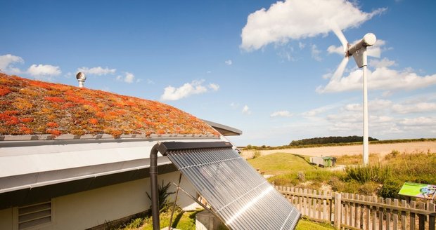 Zelené střechy se díky svým vlastnostem často používají na nízkoenergetiských domech.