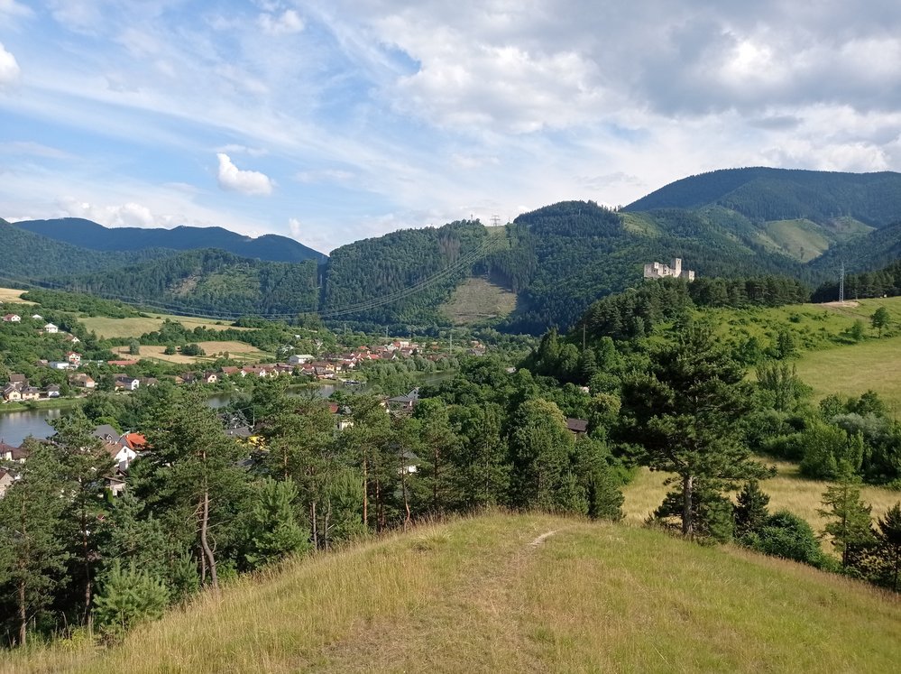 Pohled na hrad Strečno a obec od památníku francouzských partyzánů