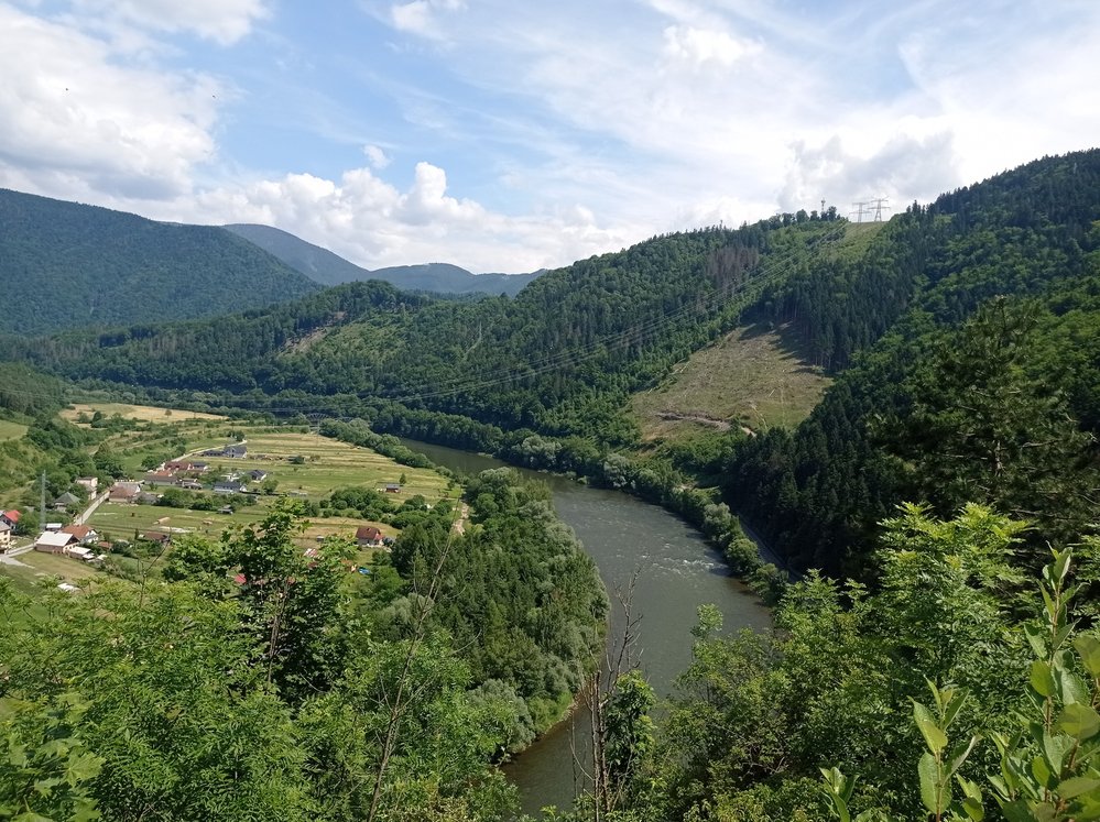Pohled z hradu Strečno na řeku Váh s údolím