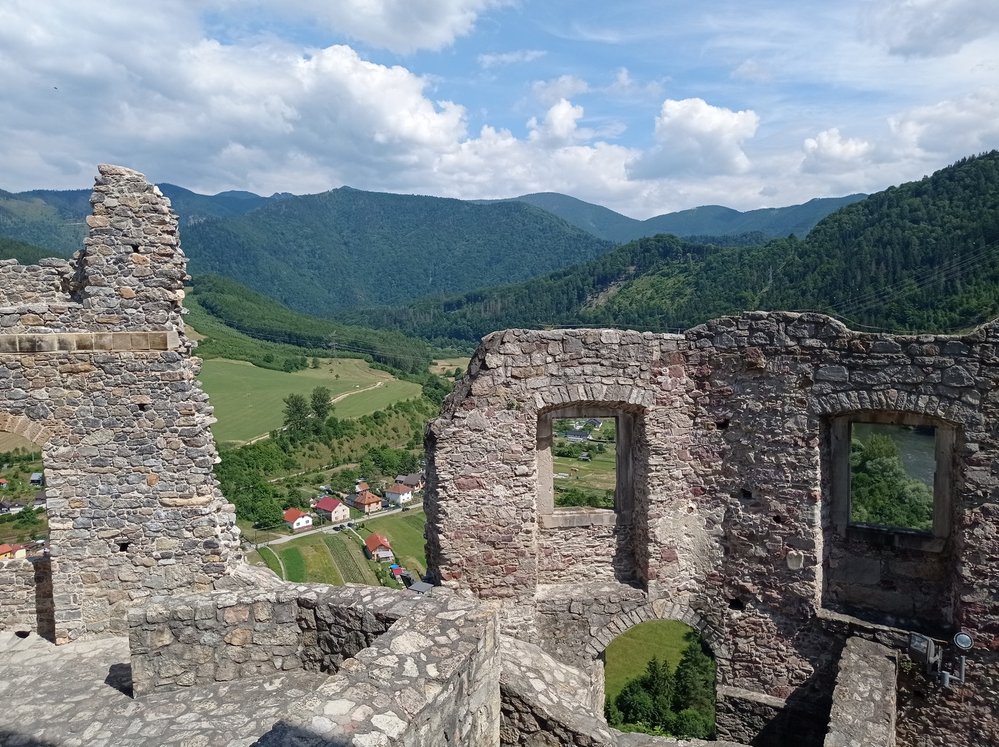 Uvnitř hradu Strečno s pohledem na údolí pod ním