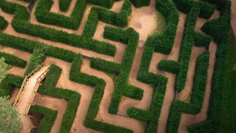 V unikátním labyrintáriu v zámeckém parku v Loučeni si můžete vyzkoušet hned jedenáct různých druhů labyrintů a bludišť.