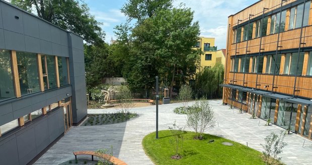 Příklad super ekologické novostavby v Praze - škola COPTH vyprodukuje více energie, než sama dokáže spotřebovat.