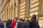 Situace, která zaplavila sociální sítě. Nekonečná fronta dětí, které se ucházejí o 12 volných míst na soukromém pražském gymnázium
