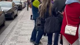 Situace, která zaplavila sociální sítě. Nekonečná fronta dětí, které se ucházejí o 12 volných míst na soukromém pražském gymnázium.