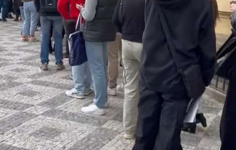 Radní Klecanda dopálil rodiče. Dostatek míst na SŠ? Pojďte si s námi do té fronty stoupnout, vzkazují