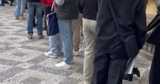 Situace, která zaplavila sociální sítě. Nekonečná fronta dětí, které se ucházejí o 12 volných míst na soukromém pražském gymnázium