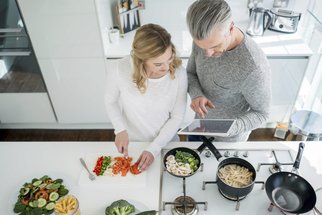 Krize středního věku může přijít už po třicítce. Jak ji využít pro osobní rozvoj?