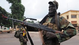 Ve Středoafrické republice došlo k převratu: Na snímku pózuje voják z rebelského hnutí Séléka