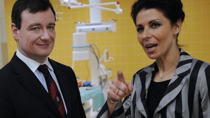 Středočeský hejtman poslanec ČSSD David Rath (vlevo) a ředitelka kladenské nemocnice Kateřina Pancová na archivním snímku z 10. března 2011.