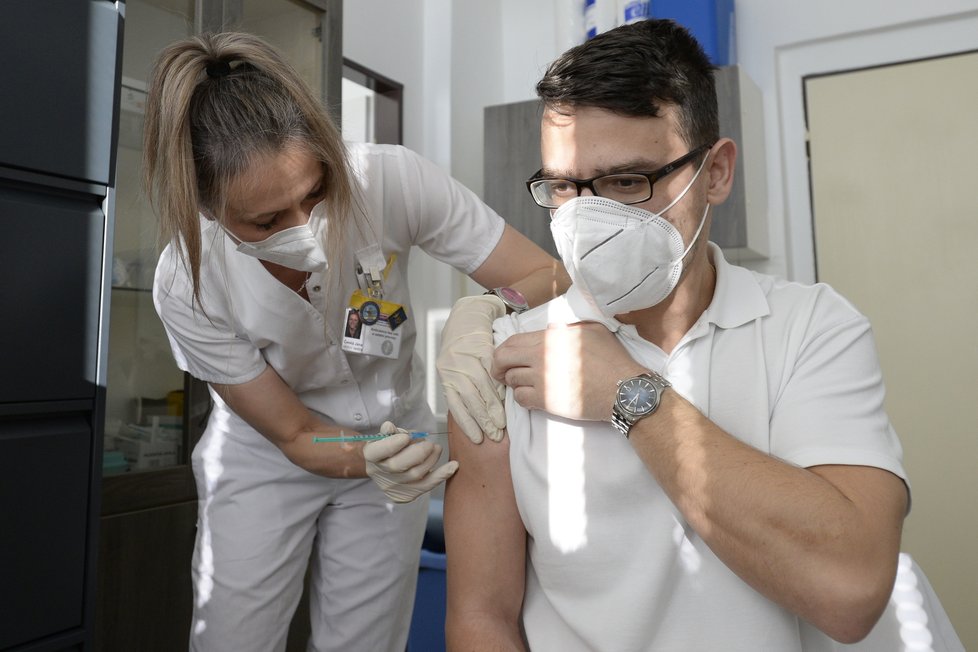 Ve Středočeském kraji začalo očkování proti covidu. (31.12.2020)