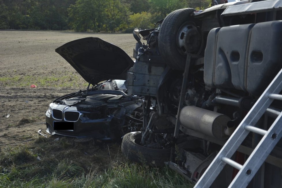 V Brandýse nad Labem se srazilo osobní auto s náklaďákem.