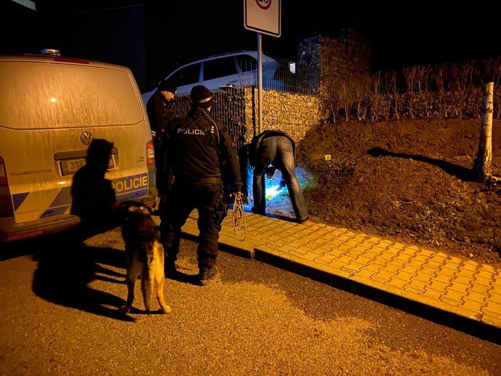 Středočeští policisté přijali oznámení o vloupání ve středočeských Mirošovicích. Podle Aktu.cz mělo být vykradeno několik domů.