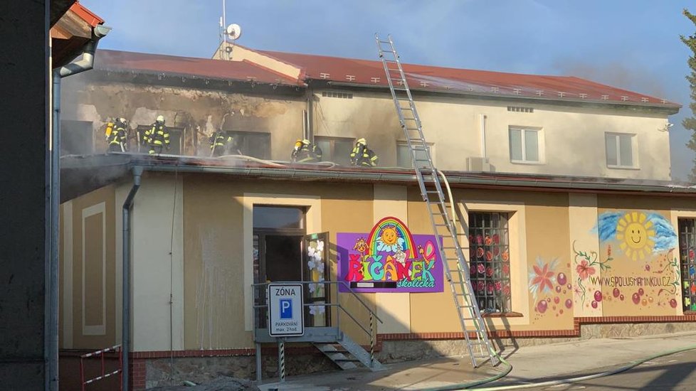 Hasiči museli zasahovat u hořící střechy nákupního centra v Říčanech.