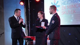 Oběma policistům středočeská hejtmanka Petra Pecková v listopadu udělila Medaili Středočeského kraje za mimořádné skutky a významné zásluhy.