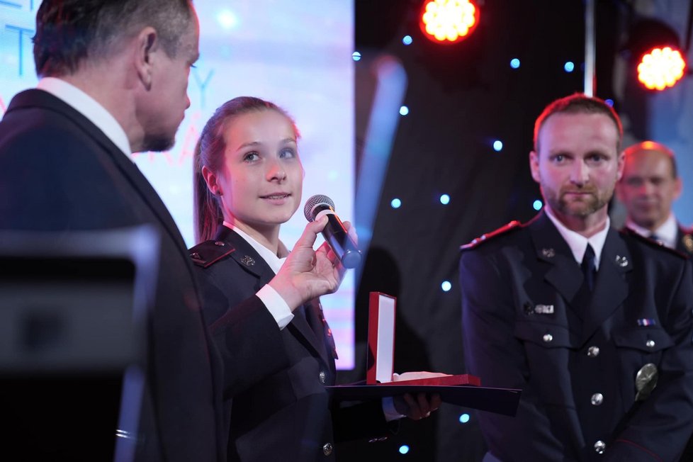 Oběma policistům středočeská hejtmanka Petra Pecková v listopadu udělila Medaili Středočeského kraje za mimořádné skutky a významné zásluhy.