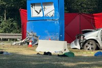 V plné rychlosti najel do stojanu u benzinky. Řidič havárii u Středokluk nepřežil
