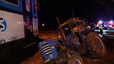 Vlak u Prahy se na přejezdu srazil s traktorem: Jeden zraněný, provoz na trati stál čtyři hodiny