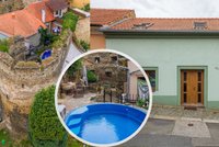 Unikátní dům se středověkou věží je na prodej: Jak se v něm bydlí? Podívejte se do galerie