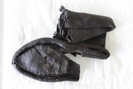 Na pohled nevzhledná hrouda a po očištění nadšení archeologů. S výjimkou části podešve našli skvěle zachovalou středověkou botku.
