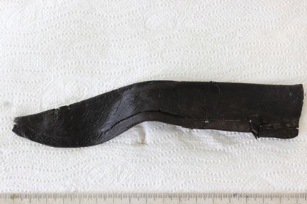 Pochva na přibližně 20 centimetrů dlouhý nůž, který se pohupoval u pasu některého ze středověkých obyvatel Brna.