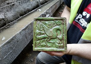 Archeologové mají důvod k radosti. Při průzkumu odpadní jímky v Orlí ulici našli perfektně zachovaný kachel s pelikánem z 1.poloviny 15. století. Byl součástí luxusních kamen některého ze zámožných Brňanů.