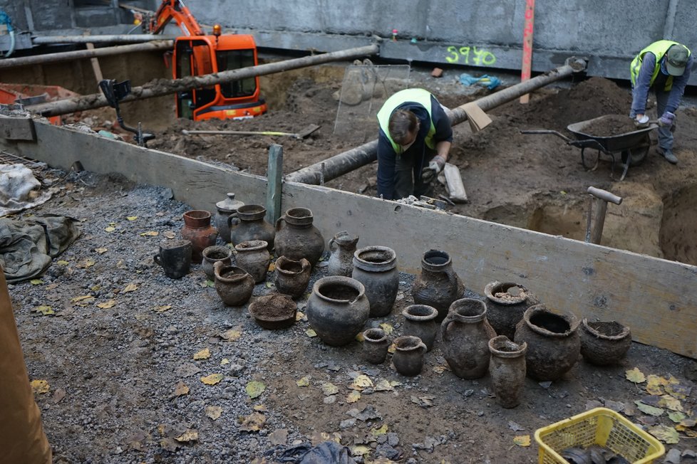 Odpadní jímka v Orlí ulici nabídla archeologům řadu zajímavých nálezů ze středověkého Brna.