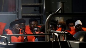 Migranti, kteří cestovali přes Středozemní moře.