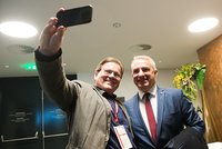 Sjezd ČSSD: Šmarda popsal plán na návrat do Sněmovny. A Škromach fotil selfie se Středulou
