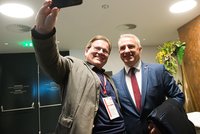 Sjezd ČSSD: Šmarda popsal plán na návrat do Sněmovny. A Škromach fotil selfie se Středulou