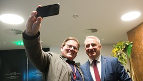 Sjezd ČSSD: Šmarda popsal plán na návrat do Sněmovny. A Škromach fotil selfie se Středulou