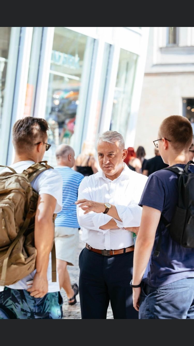 Odborář Josef Středula obráží voliče kvůli sběru podpisů k prezidentským volbám 2023.