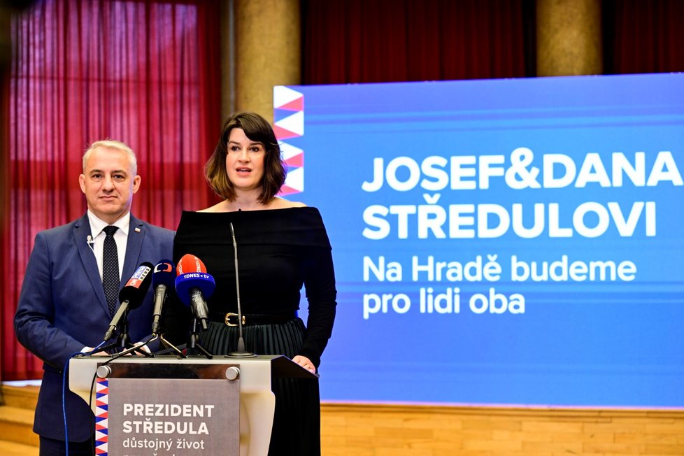 Josef Středula s manželkou Danou na tiskové konferenci k představení programu k prezidentským volbám (7.12.2022)