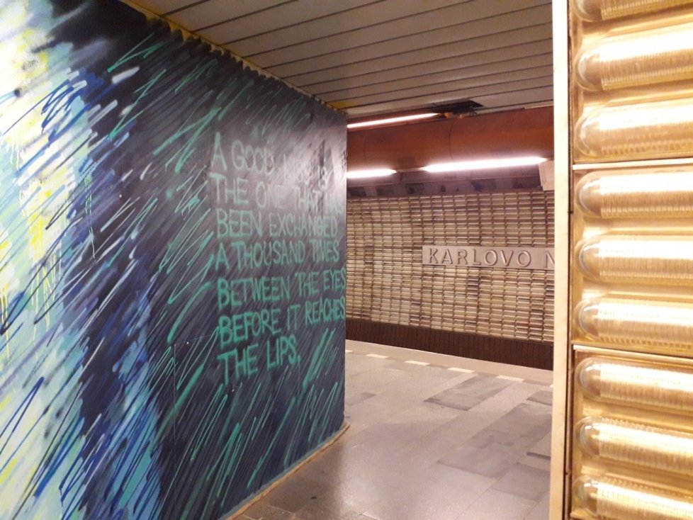Čtveřice umělců každý po svém využili jinak nevzhledné plochy zakrývající stavbu v zastávce metra Karlovo náměstí jako prostor pro umělecká díla.