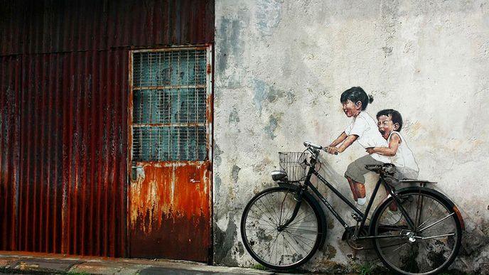 Street artoví umělci obvykle chtějí svými kresbami narušit prostředí a upoutat tím pozornost lidí. Jsou ale i tací, kteří si naopak dají záležet na tom, aby jejich výtvory s okolím souzněly, zapadly do něj a prostě vůbec působily tak, jakoby zde byly odnepaměti...