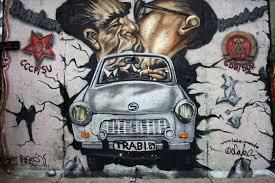Soudružský polibek na berlínské zdi
