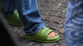 Crocsy pořád jedou: Skandinávky nosí boty, které my máme jen na zahradu