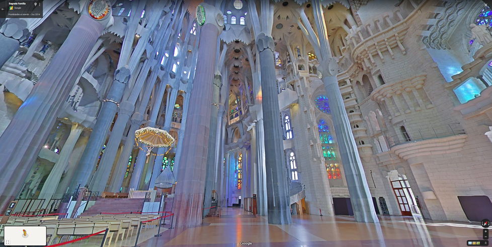 Vnitřek katedrály Sagrada Familia v Barceloně.