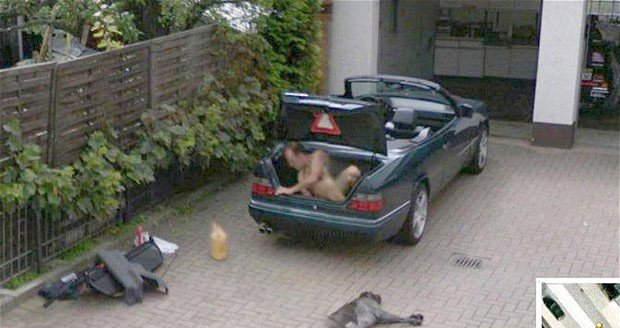 Co může dělat dospělý muž nahý v kufru auta? Na to se v Německu snažili najít odpověď, neúspěšně.