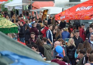 Sobotní Street Food festival praskal ve švech ještě v podvečerních hodinách.